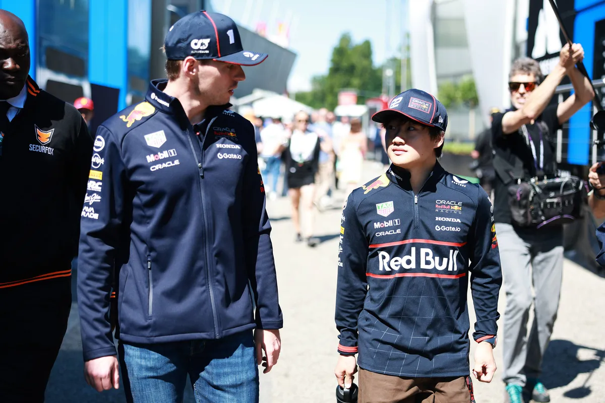 Max Verstappen en Red Bull-teamgenoot Yuki Tsunoda in Imola