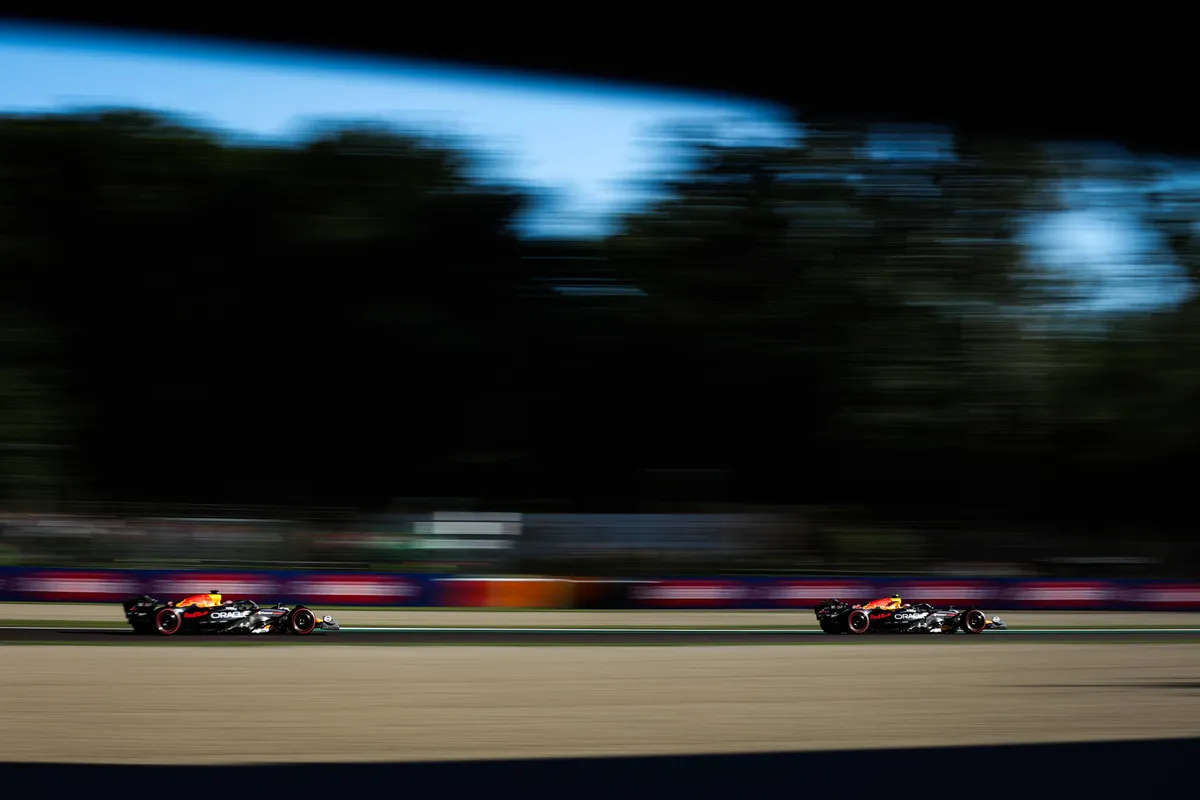 Max Verstappen en Yuki Tsunoda voor Red Bull in Imola