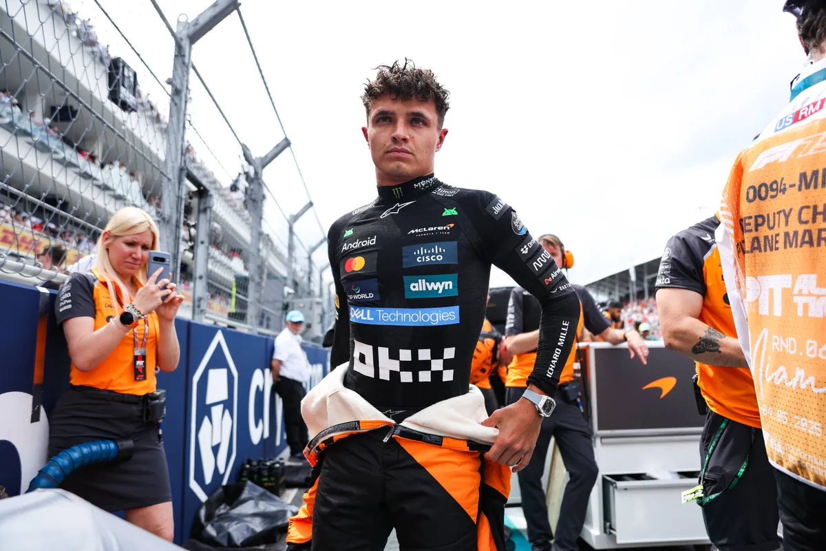 McLaren-coureur Lando Norris op de grid in Miami