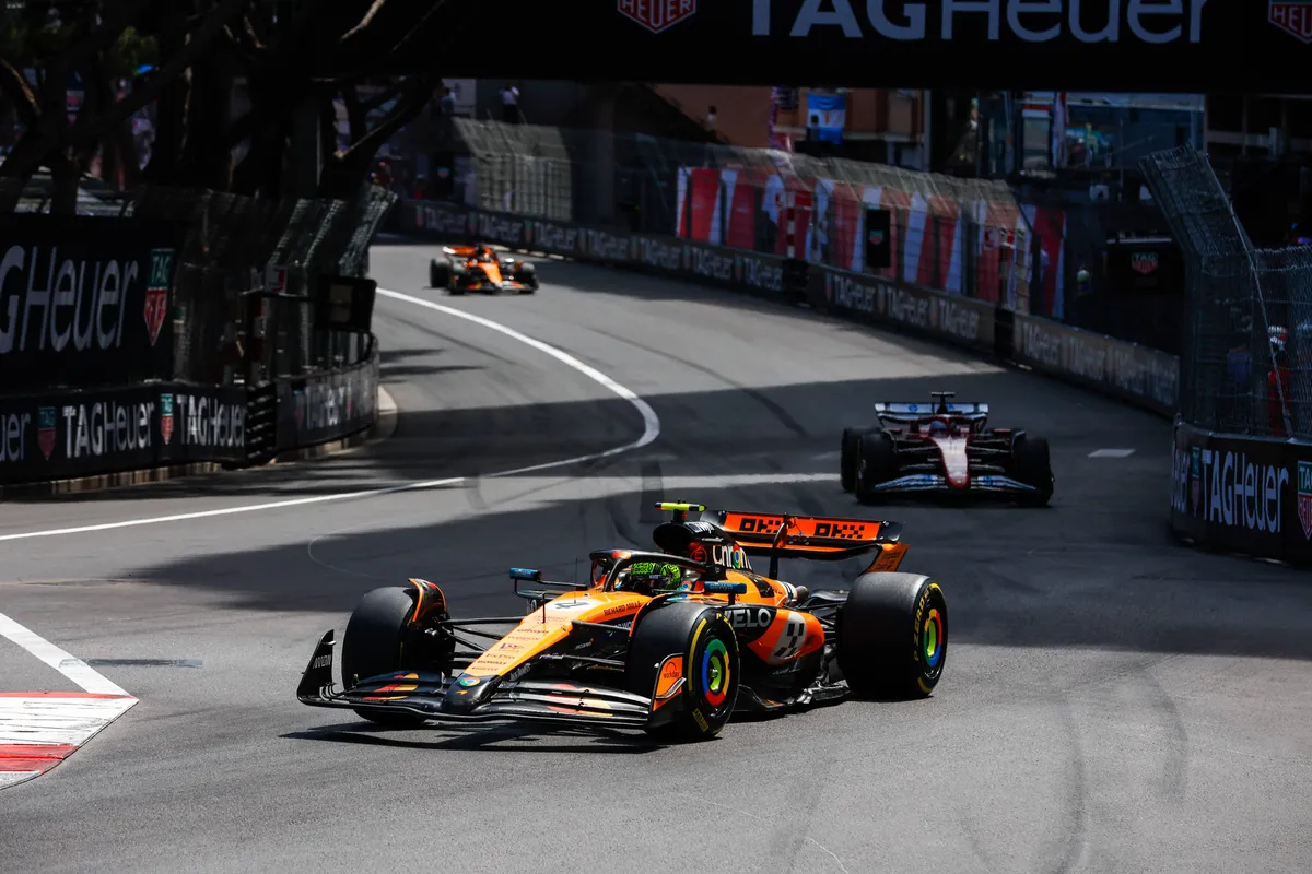 Lando Norris gaat aan de leiding van de race in Monaco
