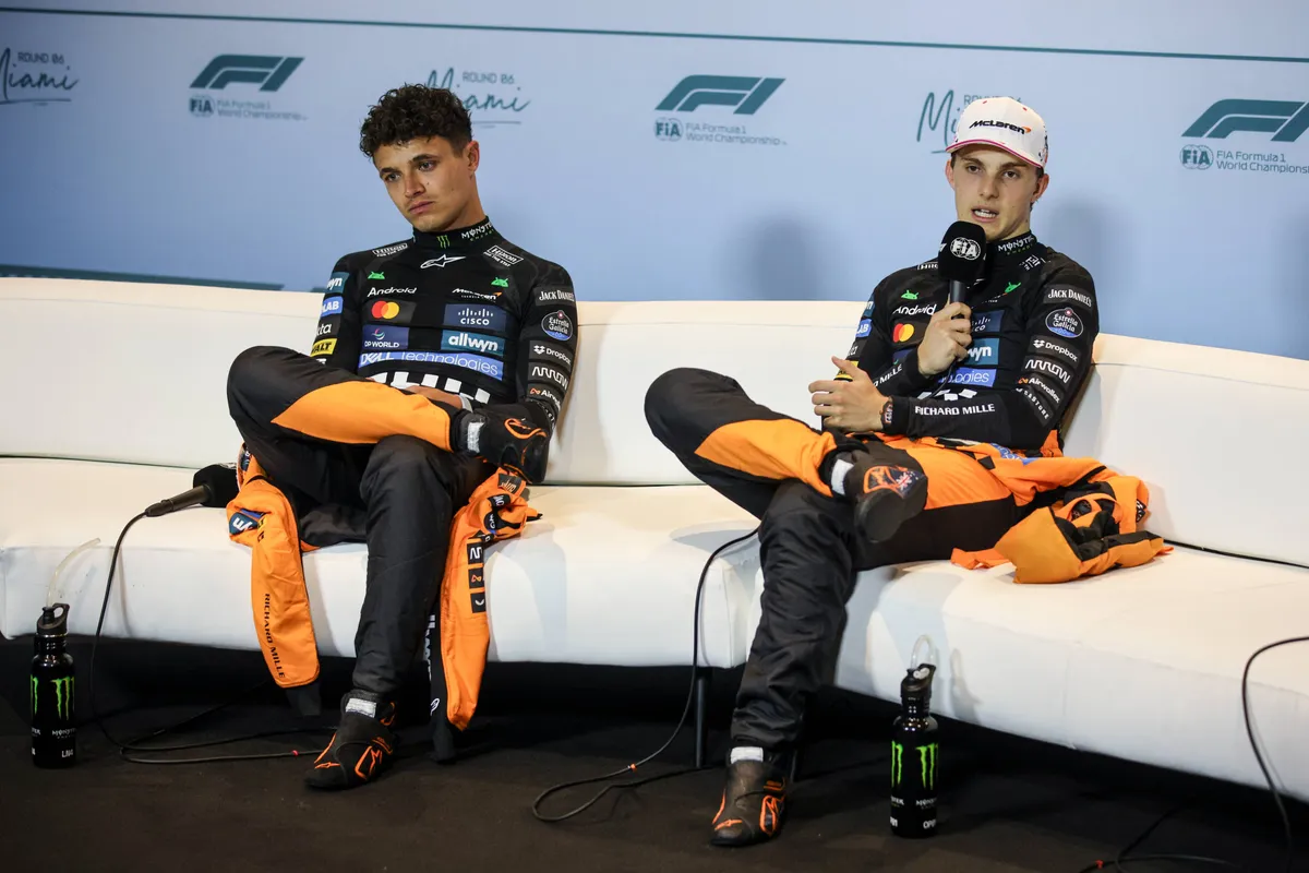 Lando Norris en Oscar Piastri tijdens de persconferentie in Miami