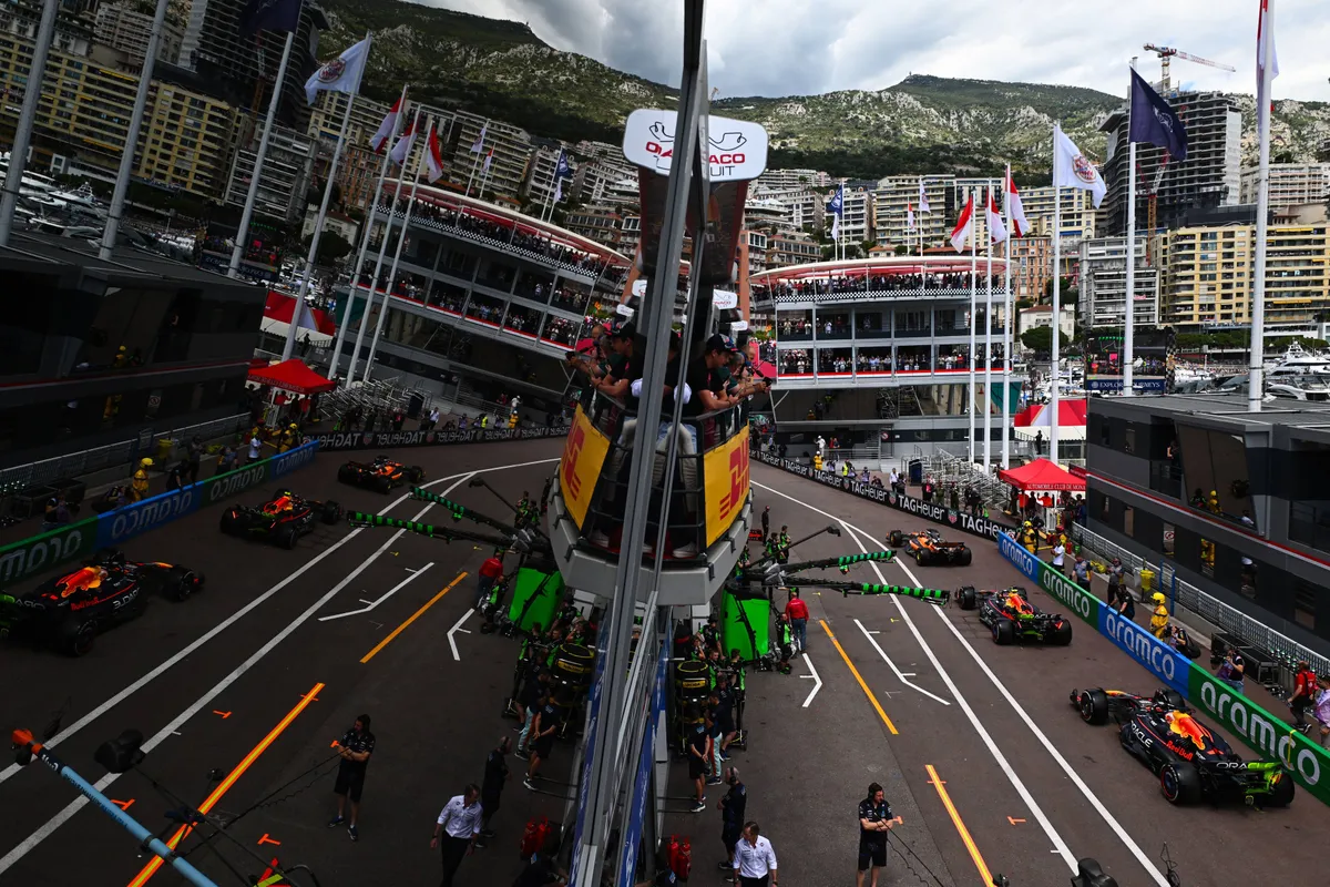De pitlane in Monaco tijdens VT1 in 2025