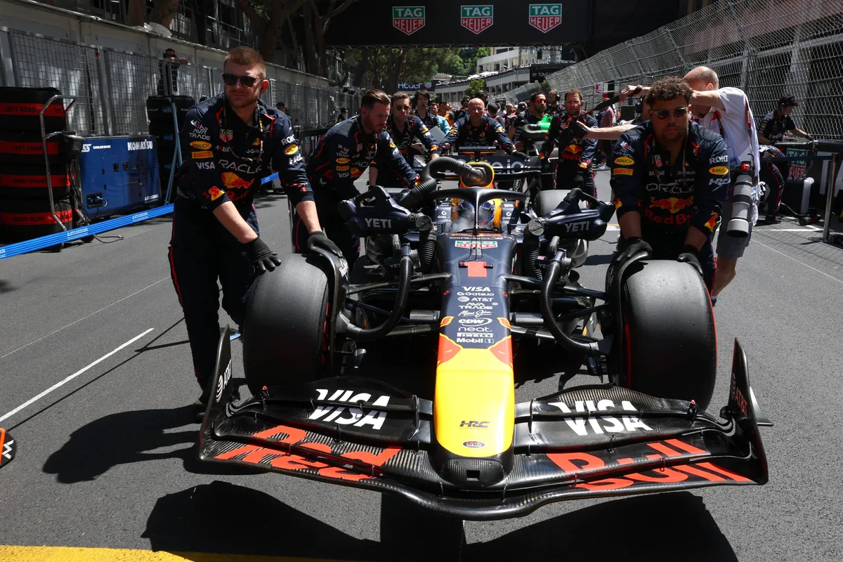 Max Verstappen met zijn monteurs op de grid in Monaco