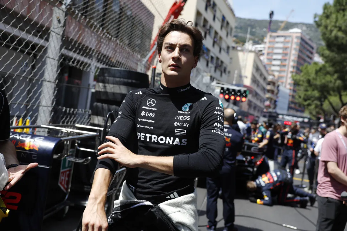 George Russell op de grid voor de race in Monaco