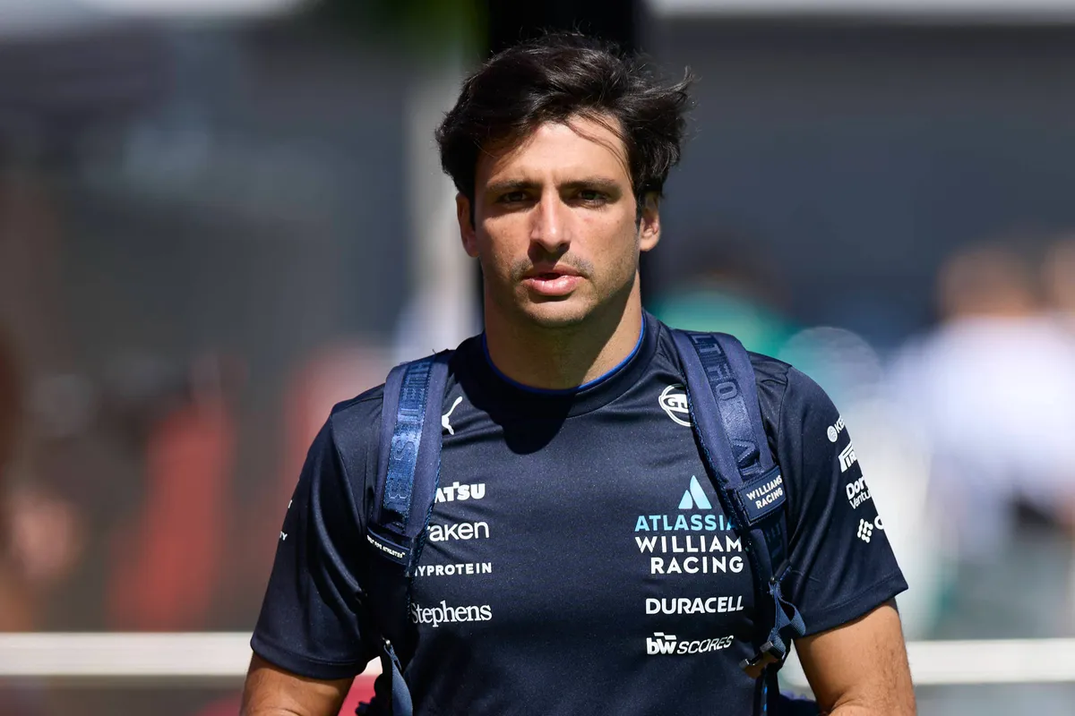 Carlos Sainz Jr. voor Williams in de paddock in Barcelona