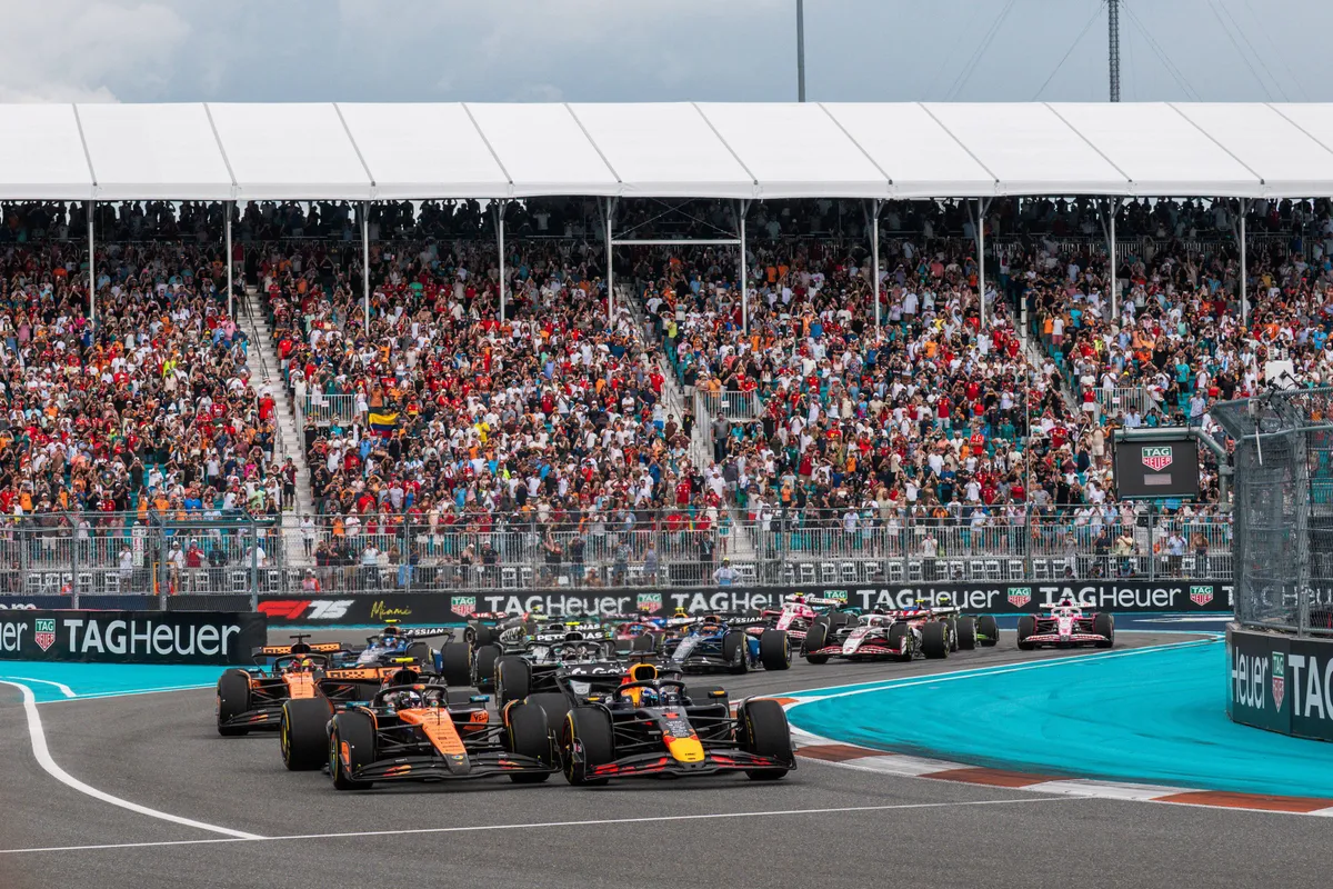 Het gevecht tussen Max Verstappen en Lando Norris bij de start in Miami