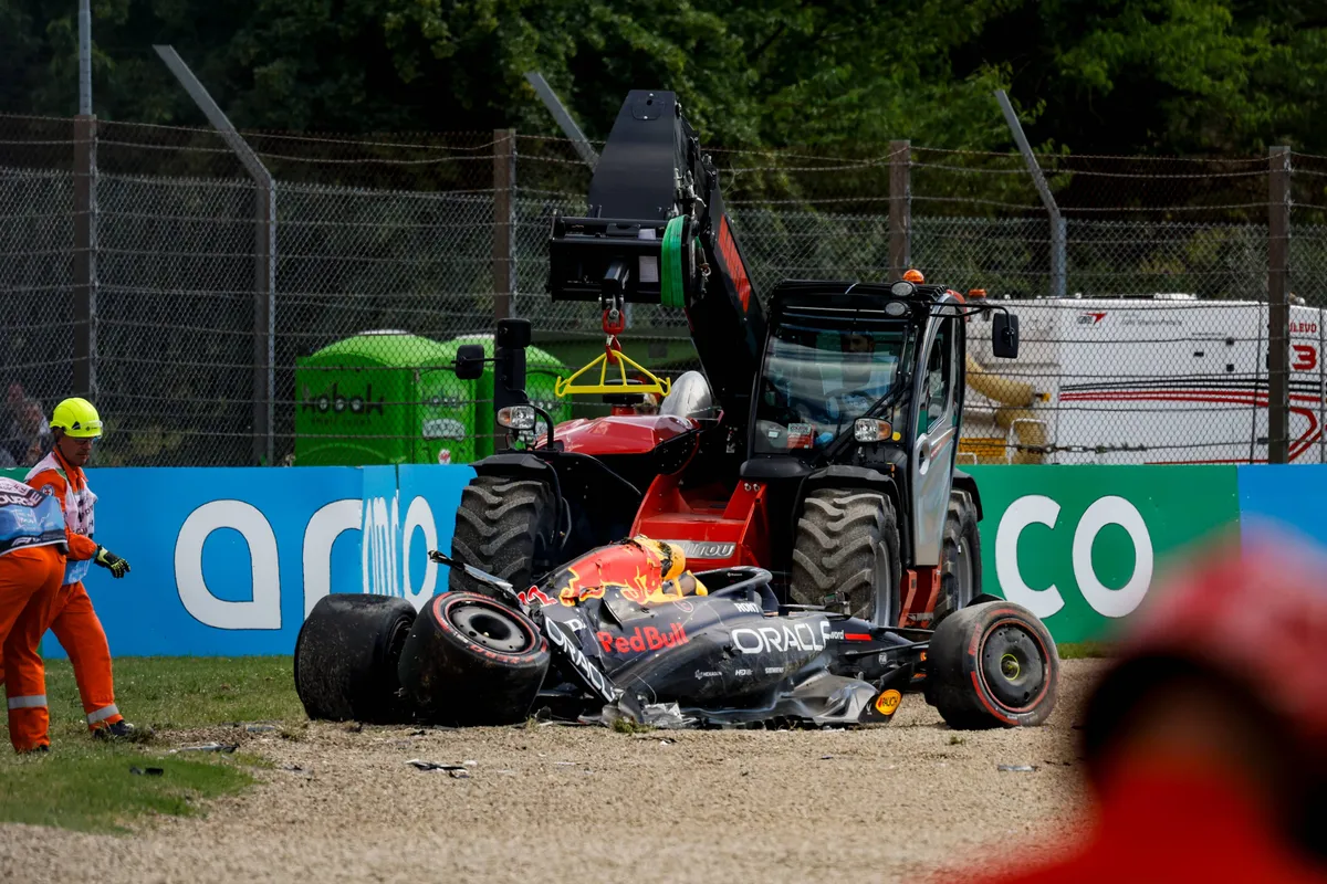 Het wrak van Yuki Tsunoda na de kwalificatie in Imola