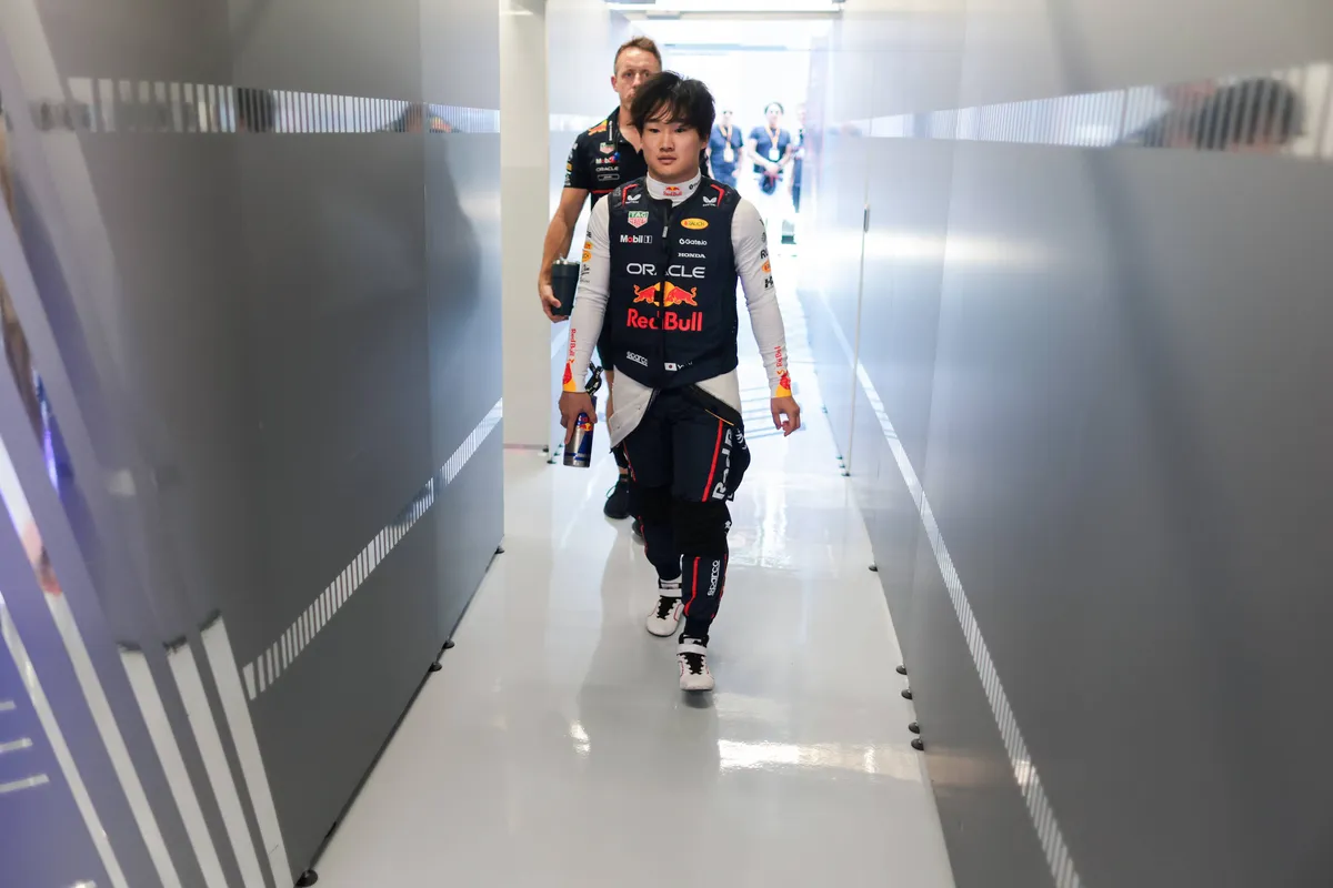 Red Bull-coureur Yuki Tsunoda in de garage in Spanje