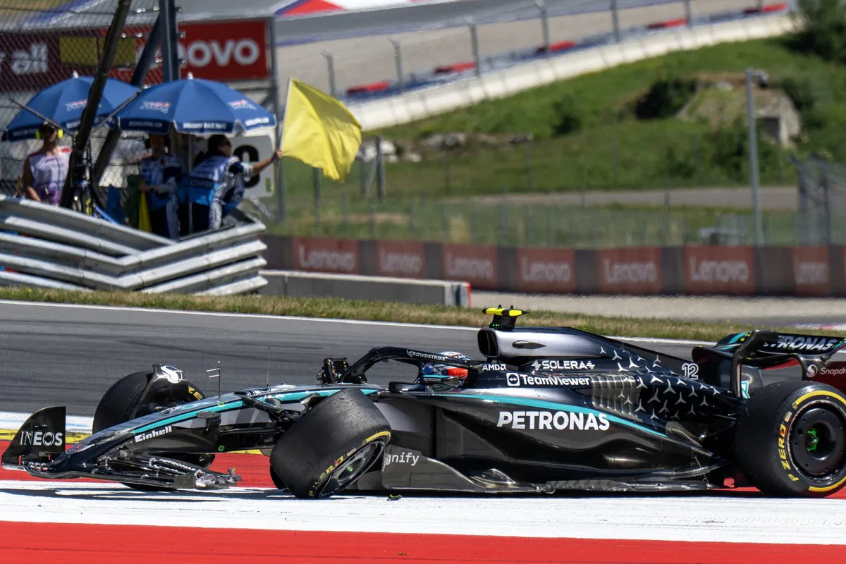 De gestrande Mercedes van Kimi antonelli na de crash met Max Verstappen in Oostenrijk