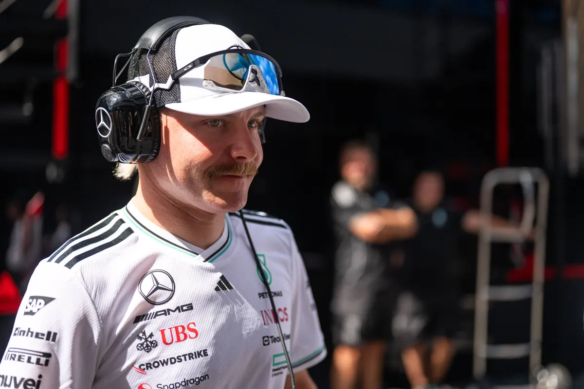 Mercedes-reservecoureur Valtteri Bottas met zijn koptelefoon in de paddock in Oostenrijk