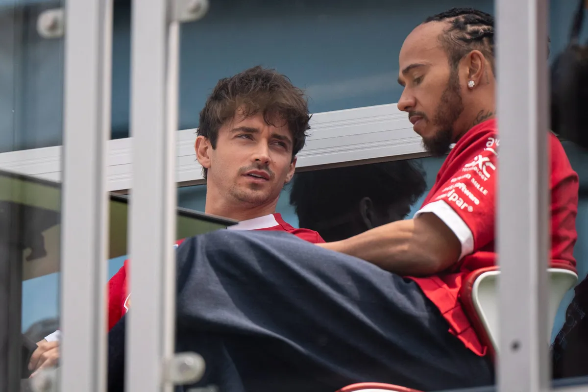 Charles Leclerc en Lewis Hamilton zijn samen in gesprek in de paddock in Canada