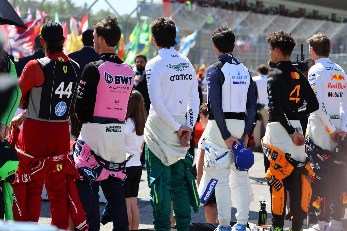 De coureurs staan klaar op de F1-grid om te racen