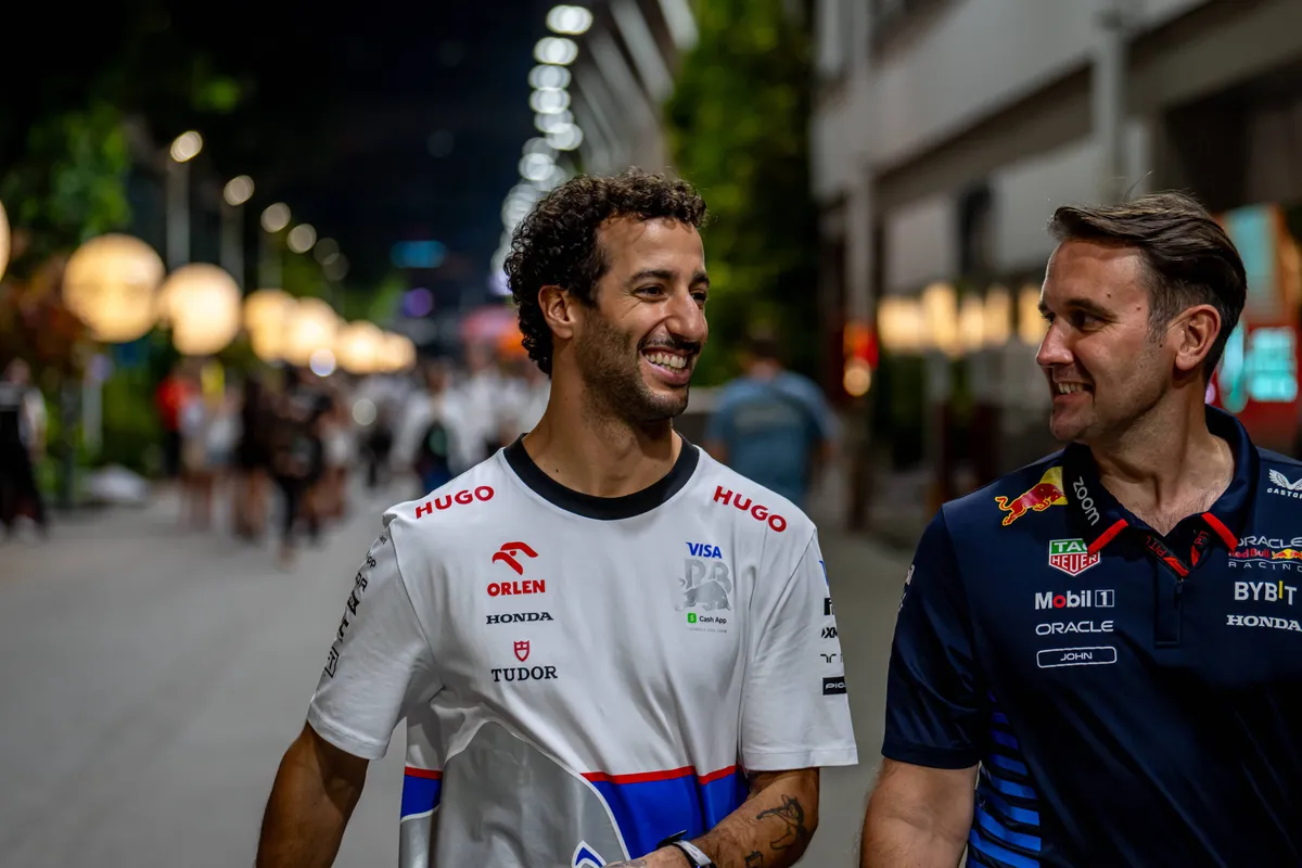 Daniel Ricciardo tijdens zijn laatste raceweekend in Singapore met Rupert Manwaring