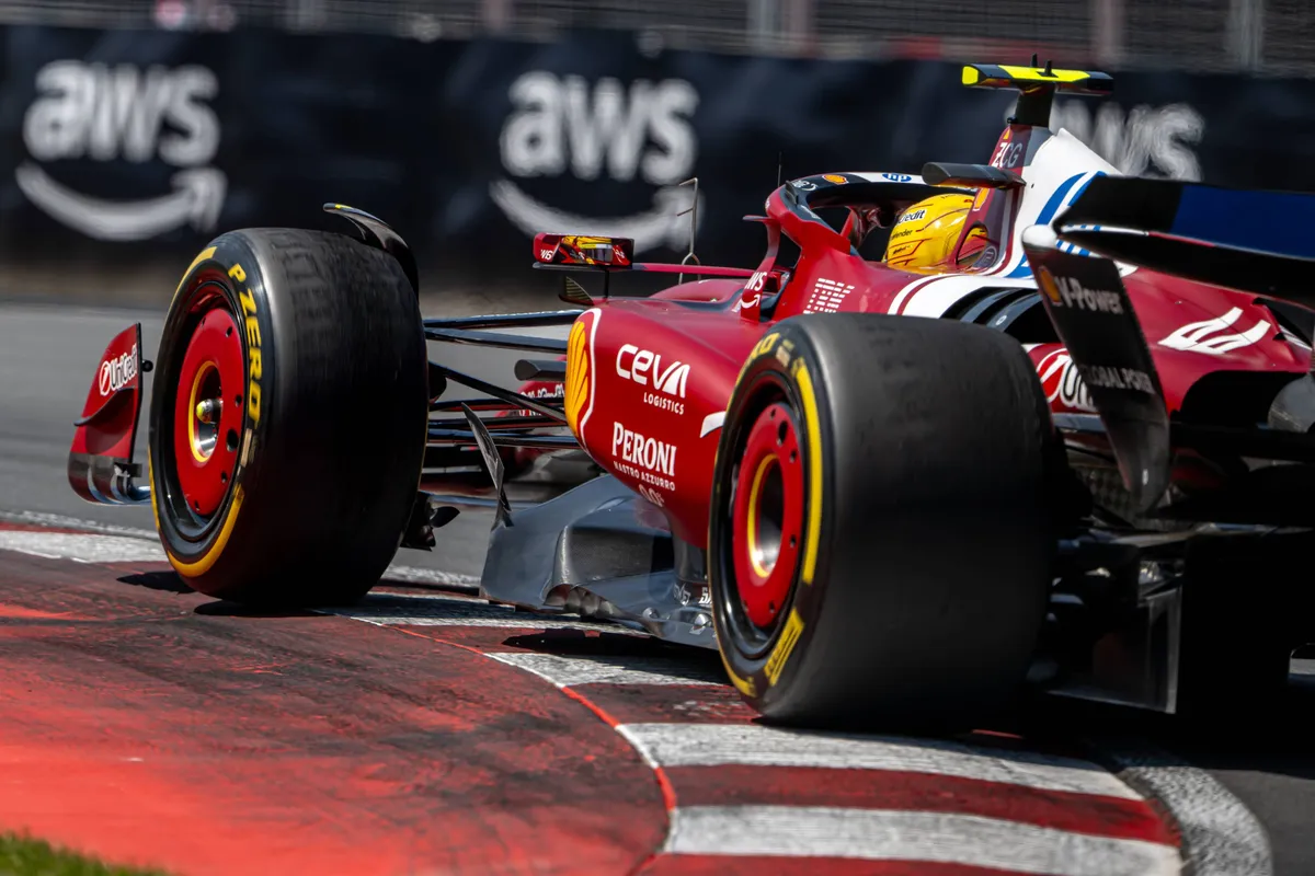 Lewis Hamilton gaat over de kerb in een bocht tijdens de race in Montreal