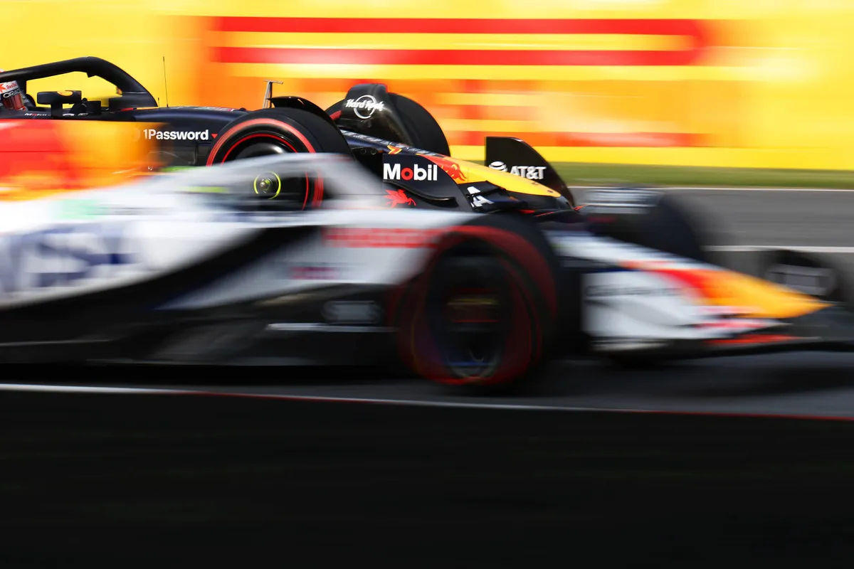 Isack Hadjar scheurt in zijn Racing Bulls-auto de Red Bull van Max Verstappen voorbij in Montreal