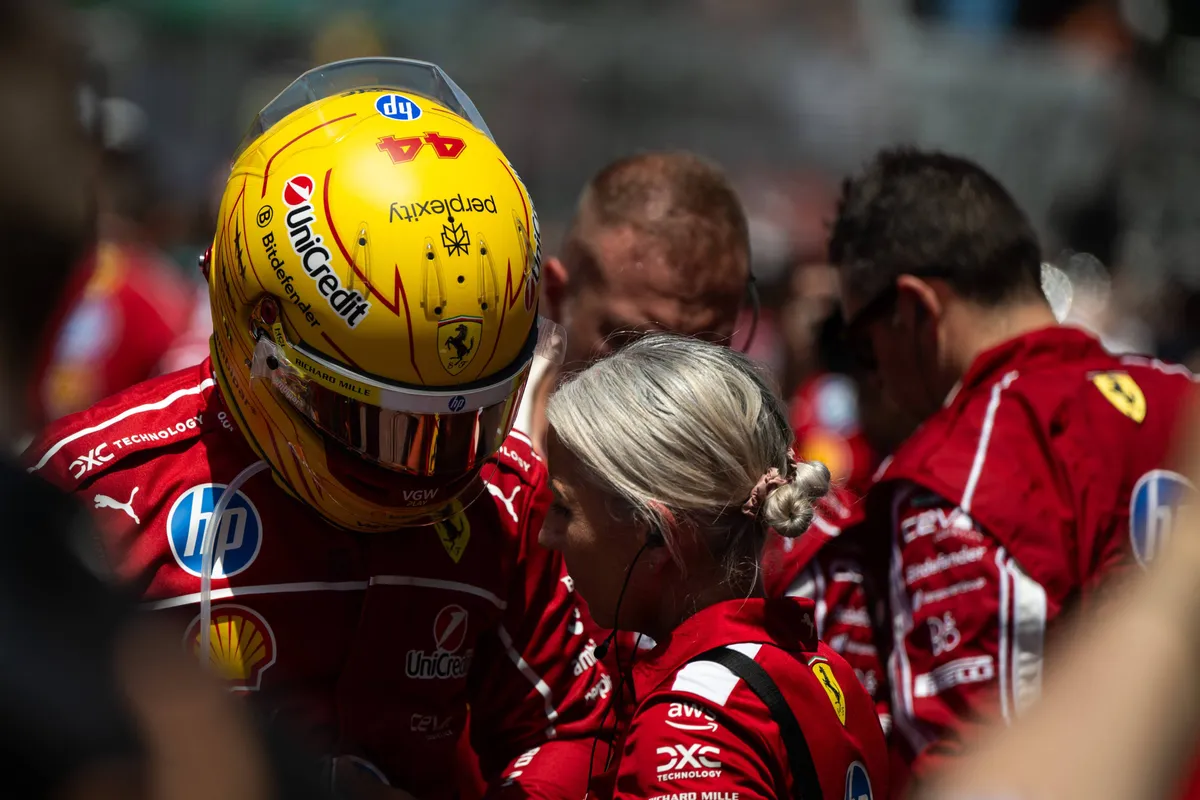 Lewis Hamilton op de grid voor de race in Barcelona voor Ferrari