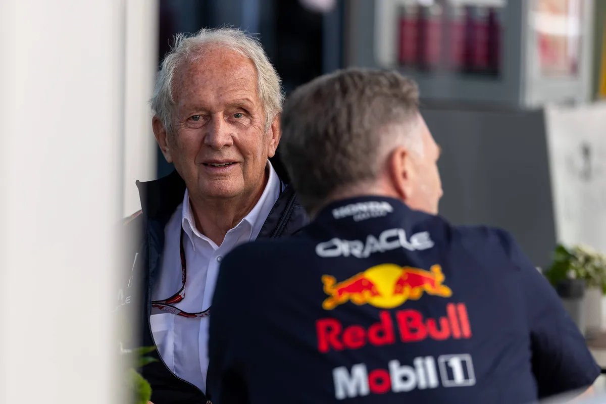 Christian Horner en Helmut Marko in gesprek met elkaar als Red Bull-leiding