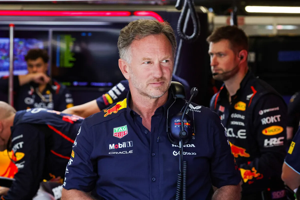 Red Bull-teambaas Christian Horner in de garage in Barcelona