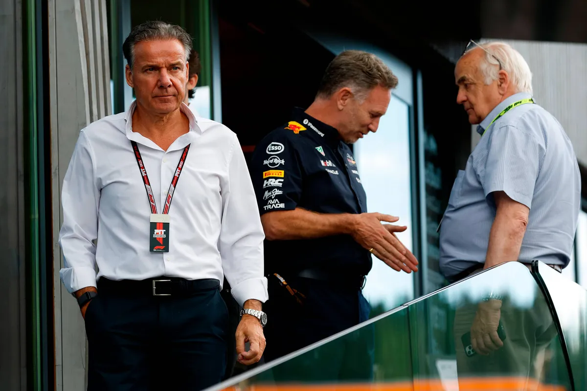 Raymond Vermeulen, manager van Max Verstappen, loopt weg van Red Bull Racing-CEO Christian Horner in Oostenrijk