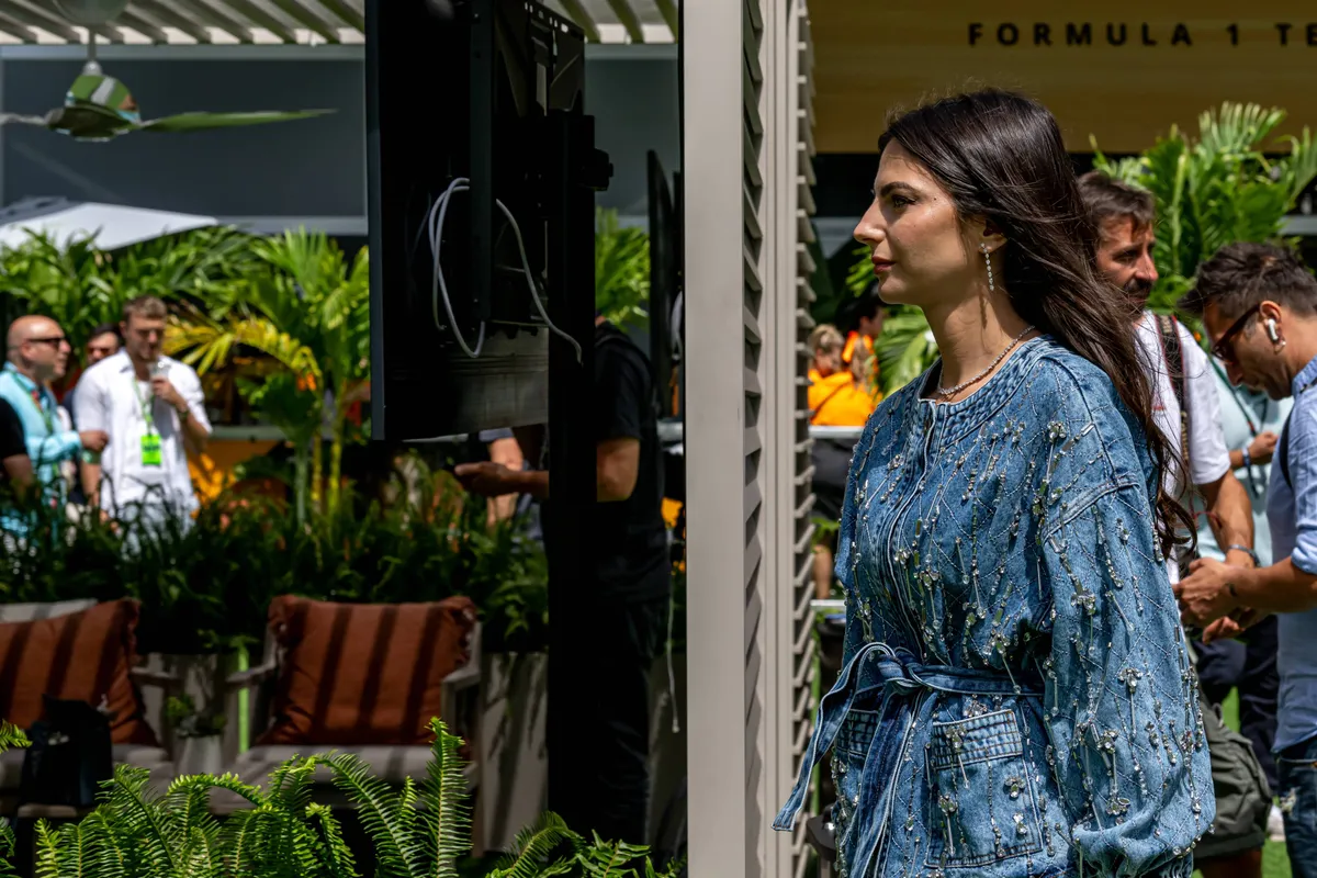 Max Verstappens partner, Kelly Piquet, in de paddock in Miami