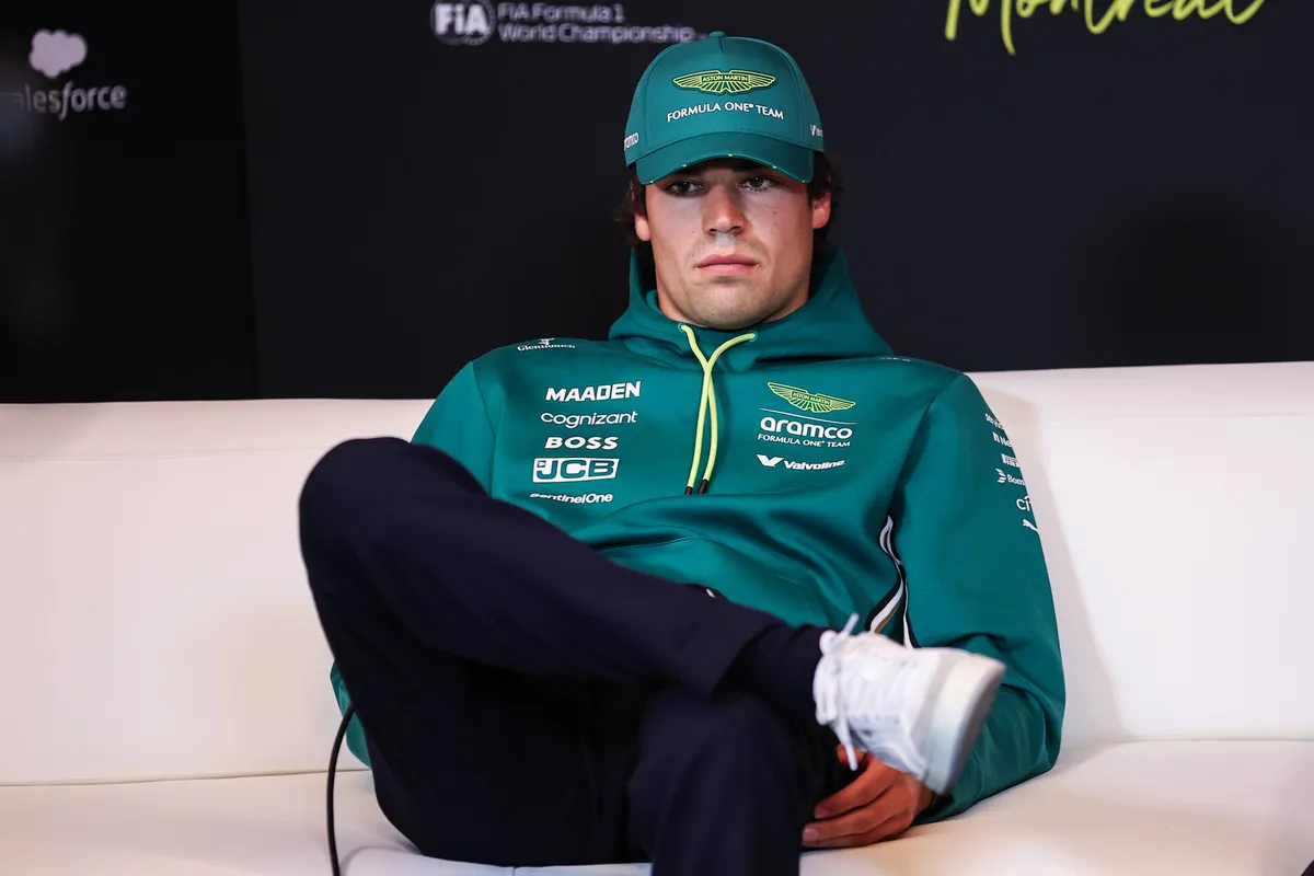 Aston Martin-coureur Lance Stroll zit onderuitgezakt tijdens de persconferentie voor zijn thuisrace in Canada