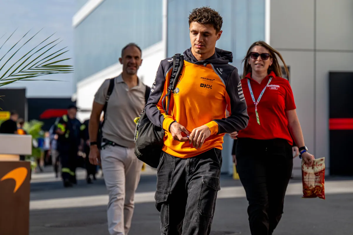 Lando Norris verlaat de paddock met vader Adam Norris
