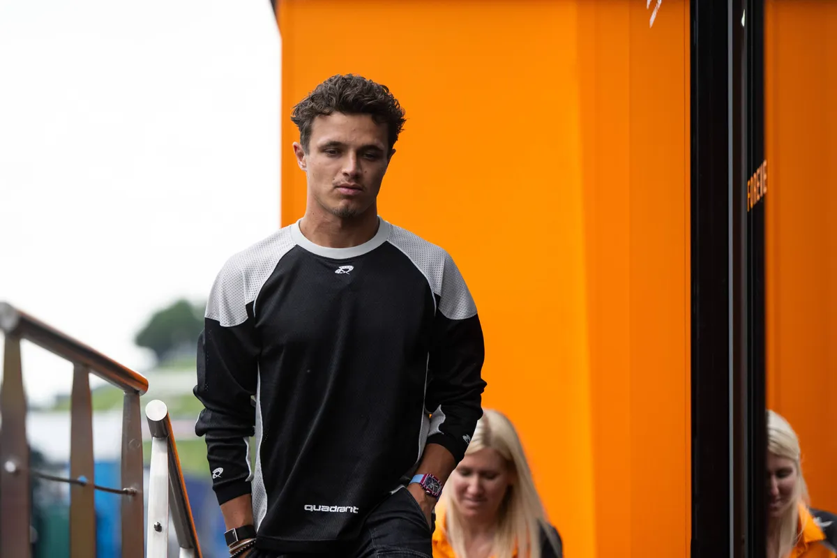 McLaren-coureur Lando Norris arriveert in de paddock in Oostenrijk