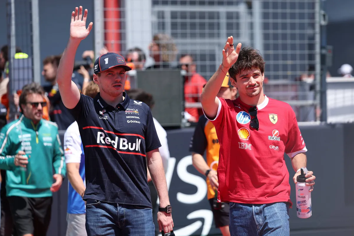 Max Verstappen en Charles Leclerc voor de race op de grid