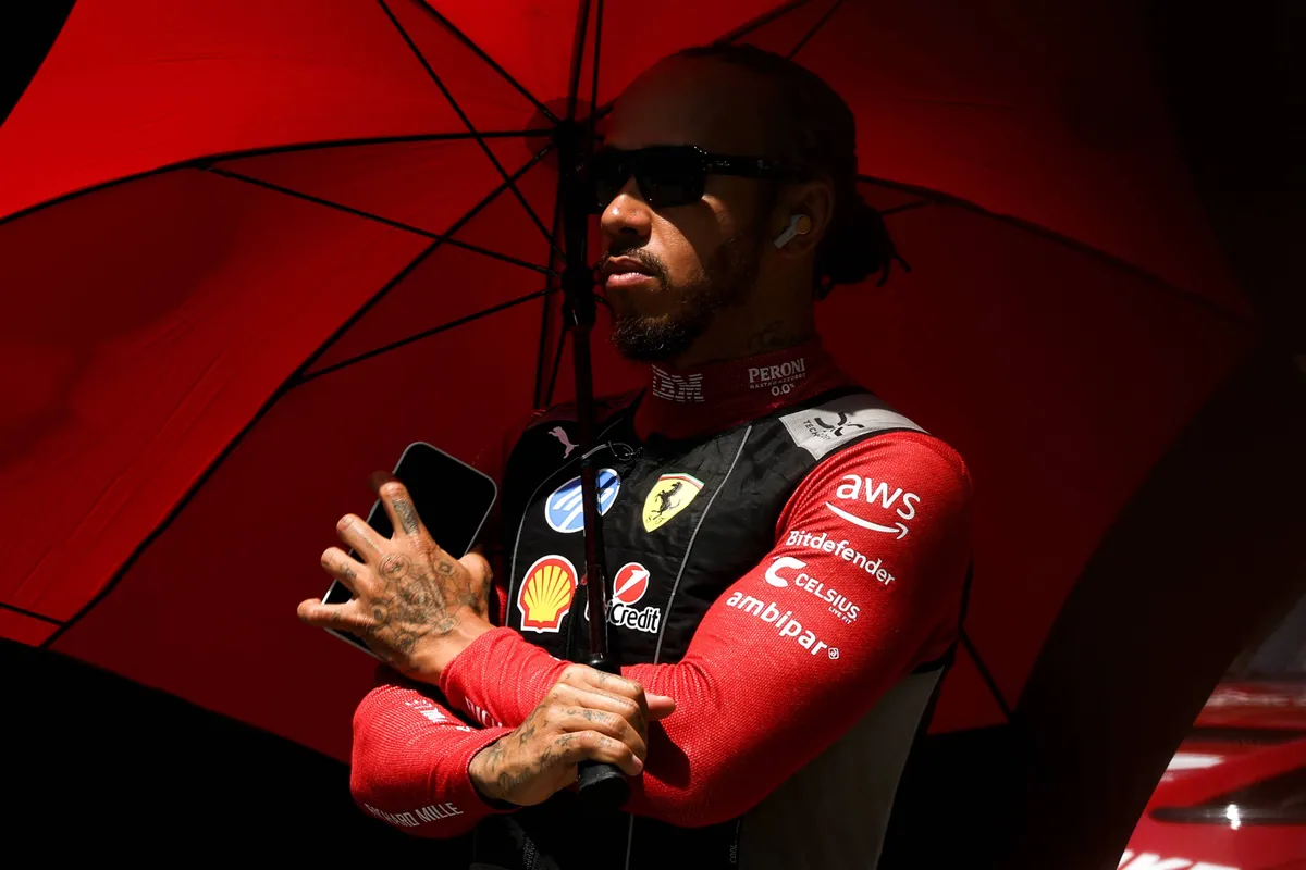 Ferrari-coureur Lewis Hamilton met een paraplu op de grid in Barcelona