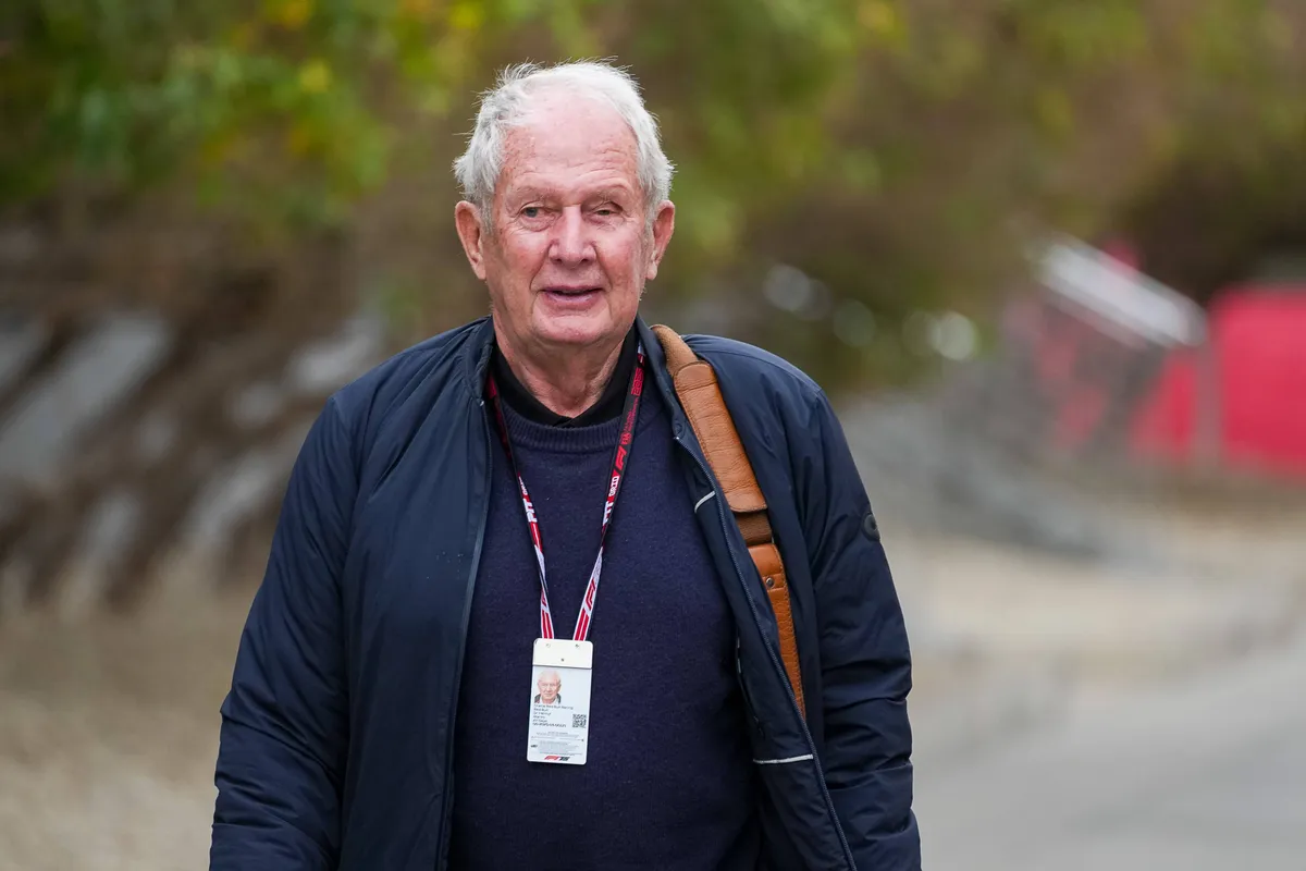 Red Bull-adviseur Helmut Marko arriveert in de paddock