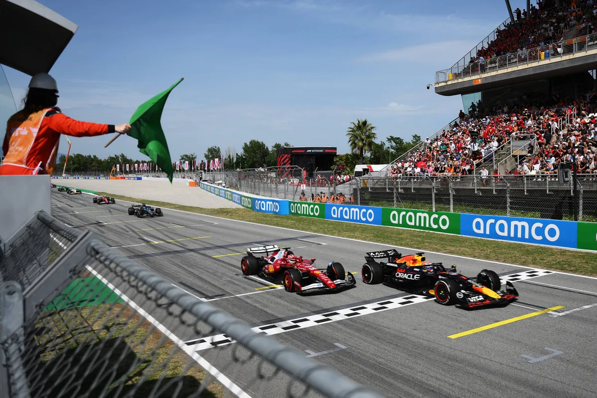 Max Verstappen en Charles Leclerc vechten tijdens de safety car herstart in Spanje