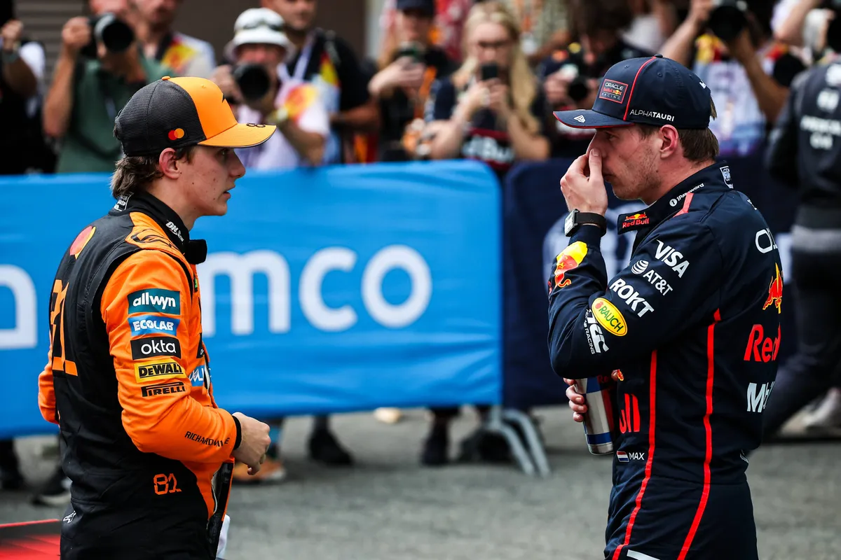 Max Verstappen overlegt met Oscar Piastri na de kwalificatie in Barcelona