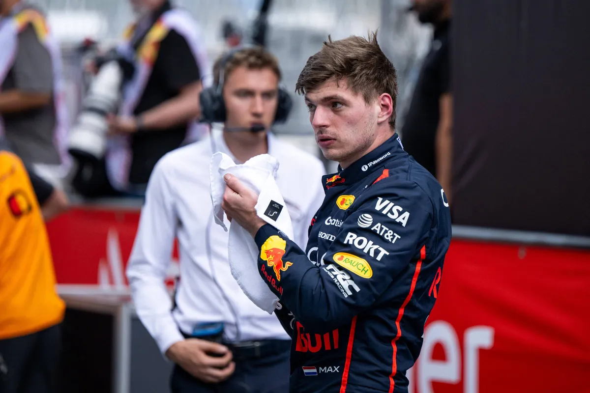 Max Verstappen wacht om gewogen te worden tijdens GP Spanje