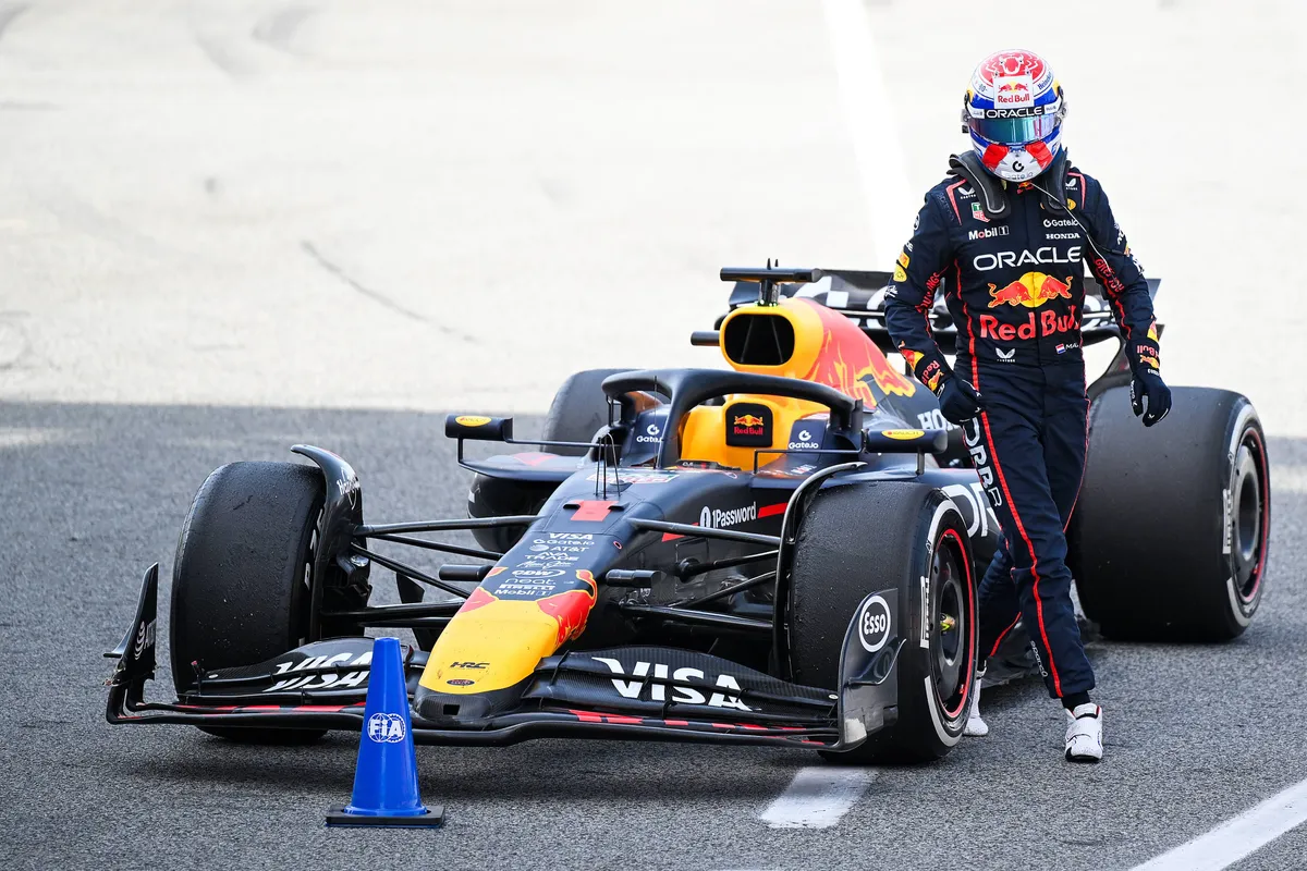 Max Verstappen stapt uit zijn Red Bull-auto na de race in Spanje