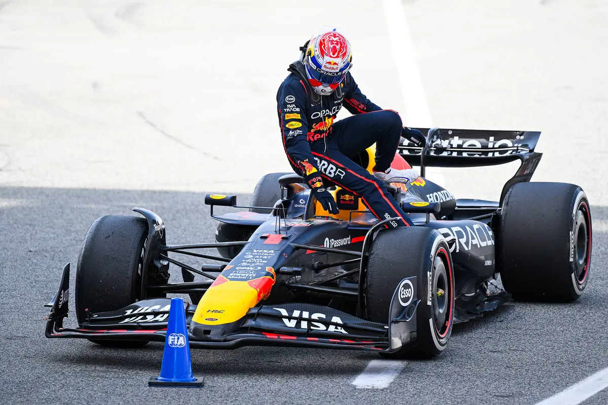 Max Verstappen stapt gefrustreerd uit zijn Red Bull RB21 na de race in Spanje