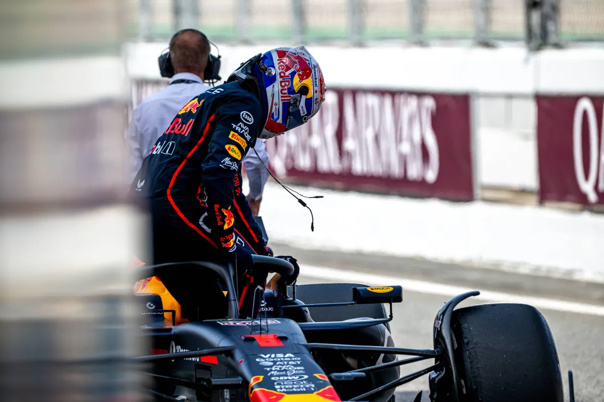 Een boze Max Verstappen stapt zijn Red Bull uit in Barcelona