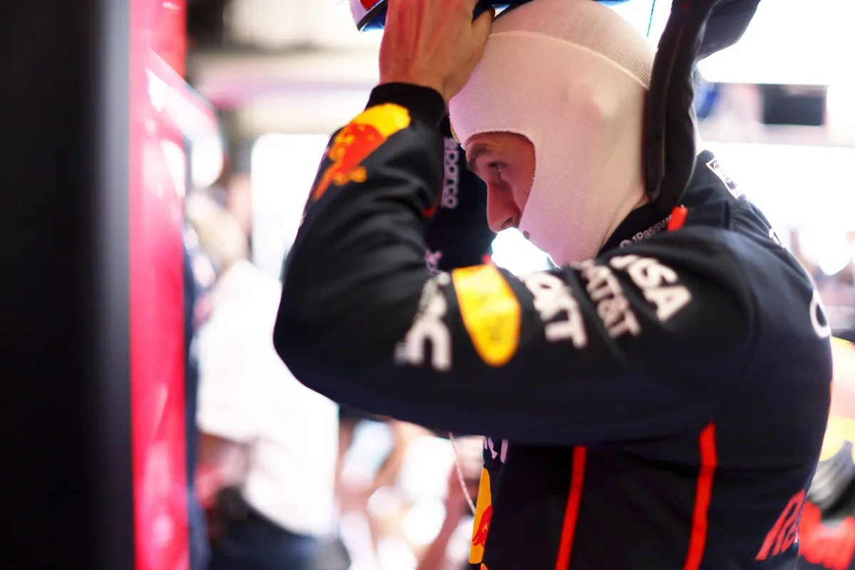 Red Bull-coureur Max Verstappen maakt zich klaar om in de auto te stappen in Barcelona
