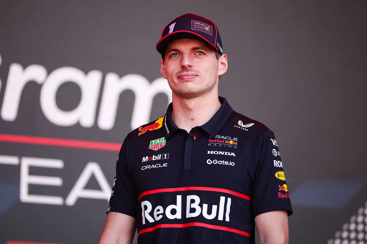 Red Bull-coureur Max Verstappen in de fanzone in Barcelona
