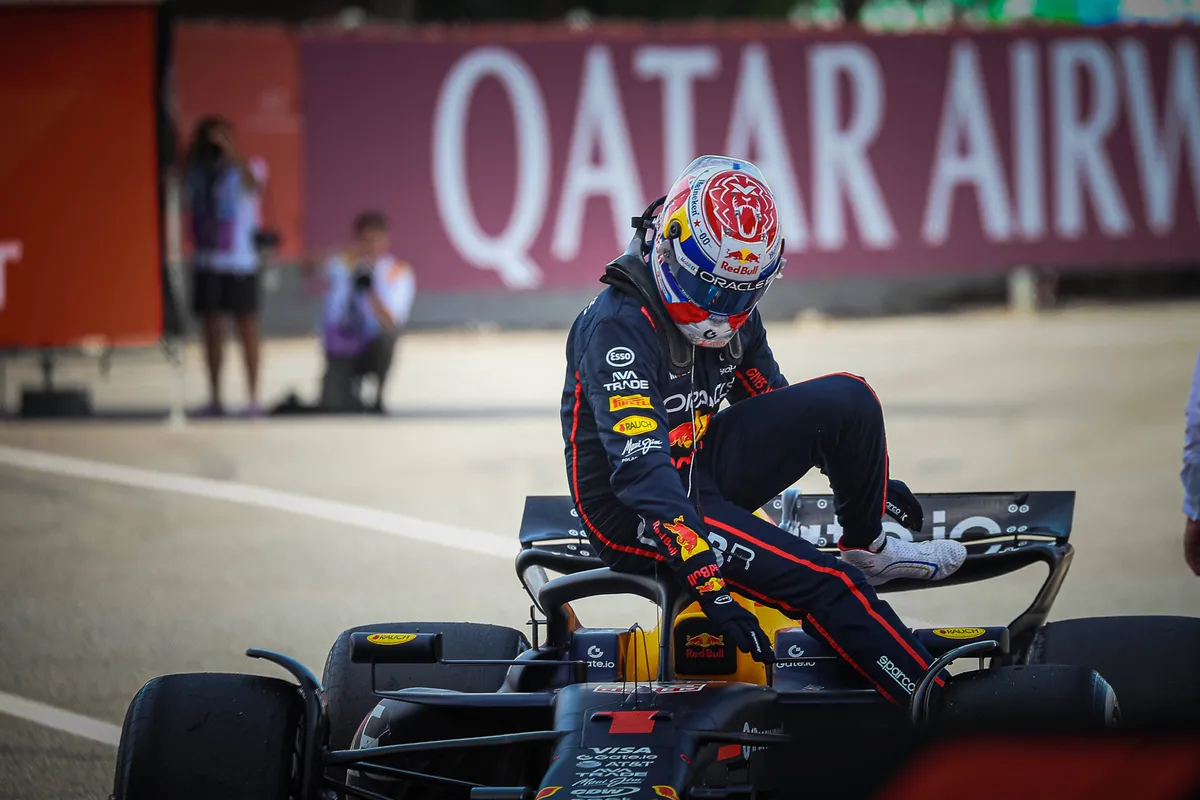 Max Verstappen stapt zijn Red Bull uit na de race in Barcelona