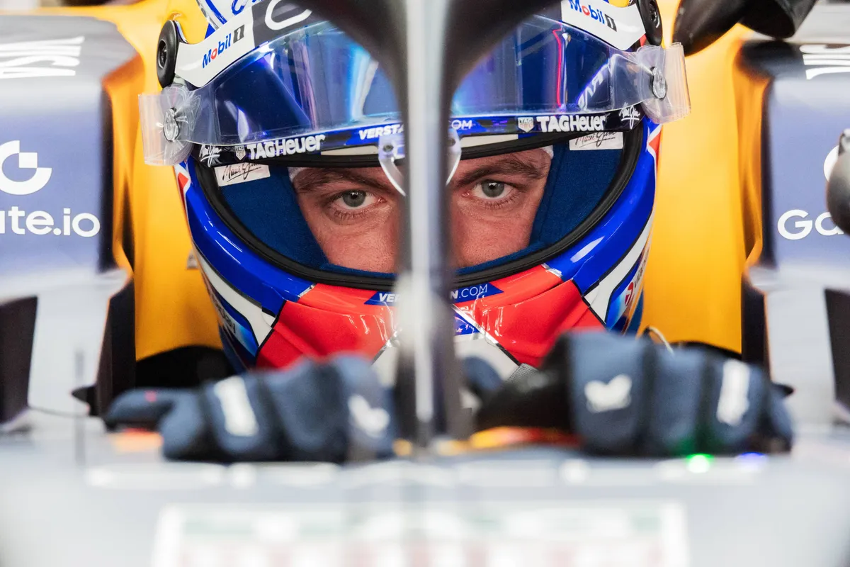 Max Verstappen kijkt boos richting de camera uit zijn Red Bull RB21 in Barcelona