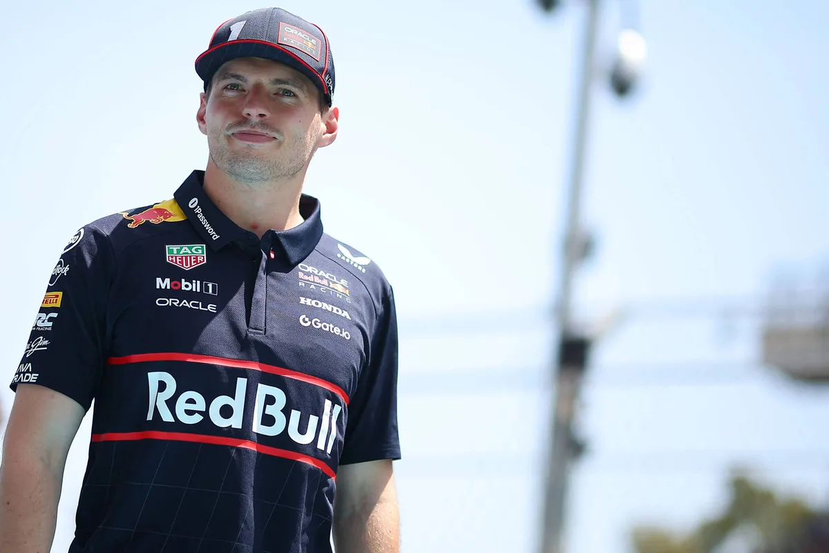 Red Bull-coureur Max Verstappen arriveert in de paddock in Barcelona voor de race op zondag