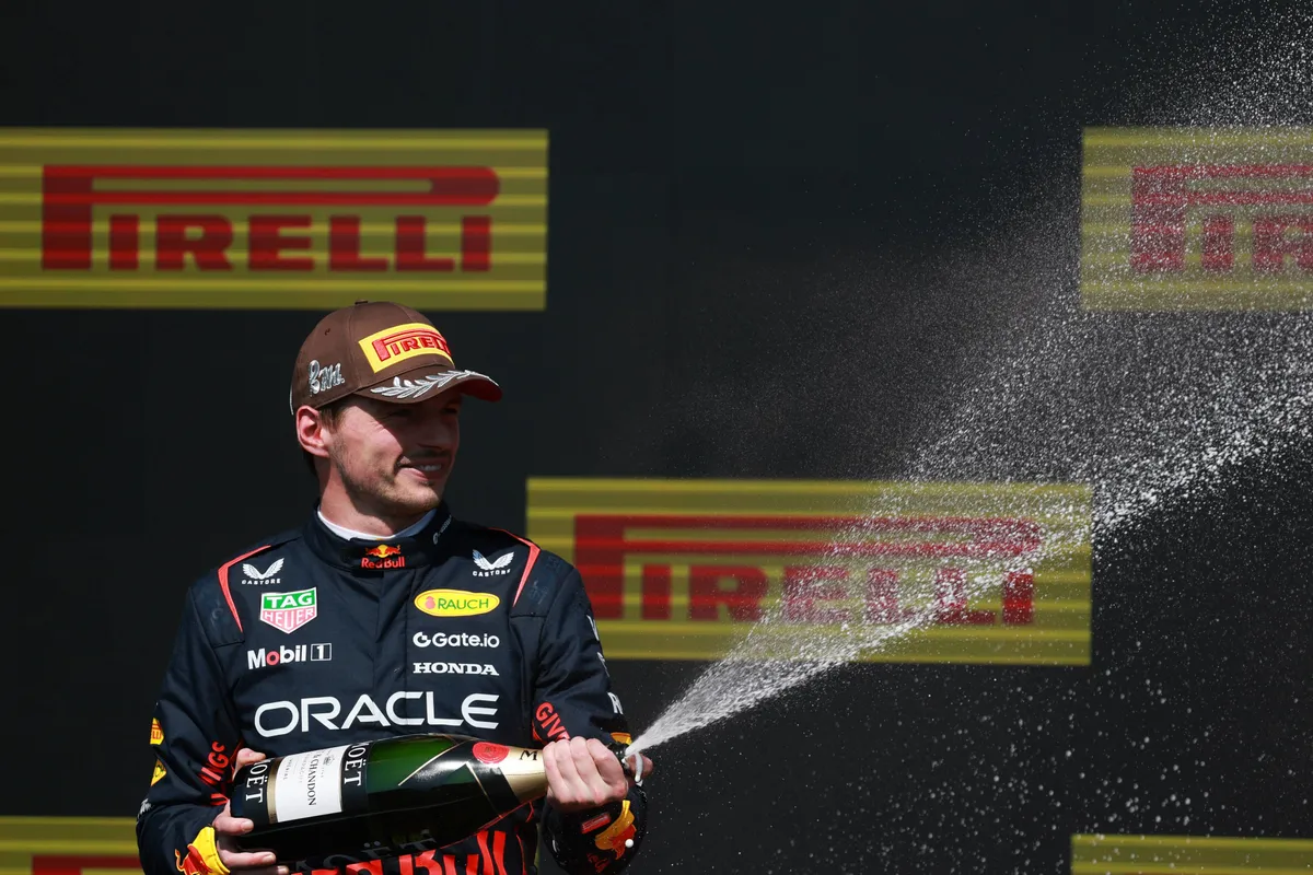 Max Verstappen spuit champagne op het podium in Canada