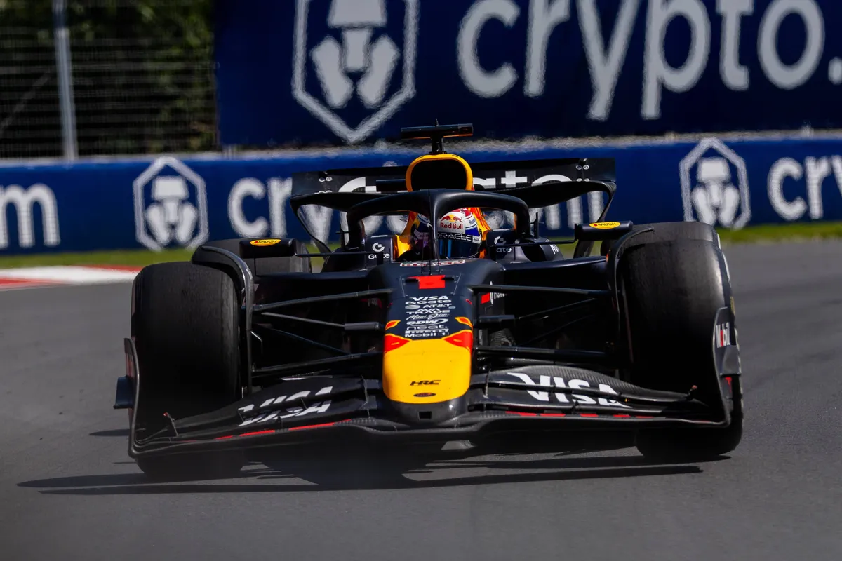 De Red Bull RB21 van Max Verstappen in actie in Montreal