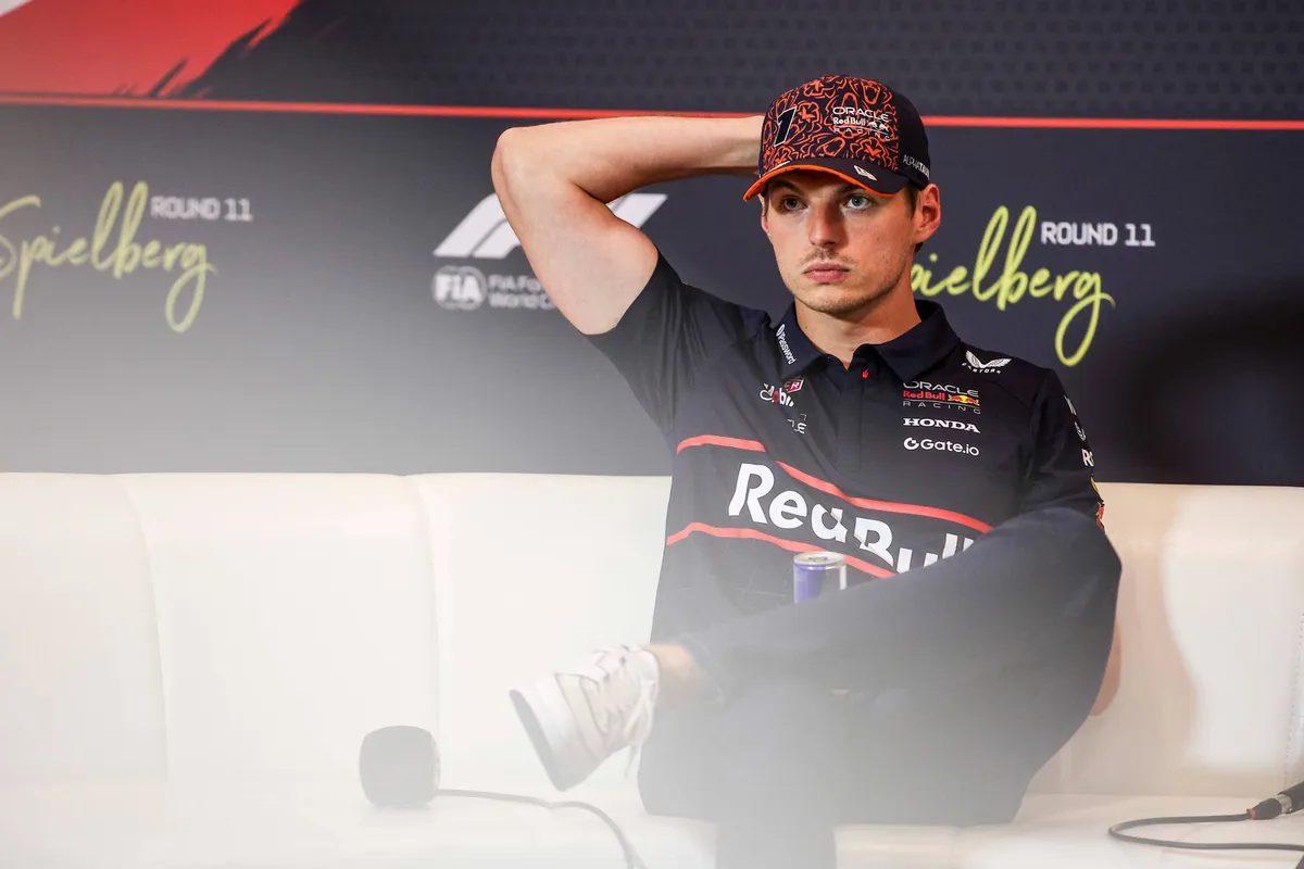 Red Bull-coureur Max Verstappen in de persruimte in Spielberg