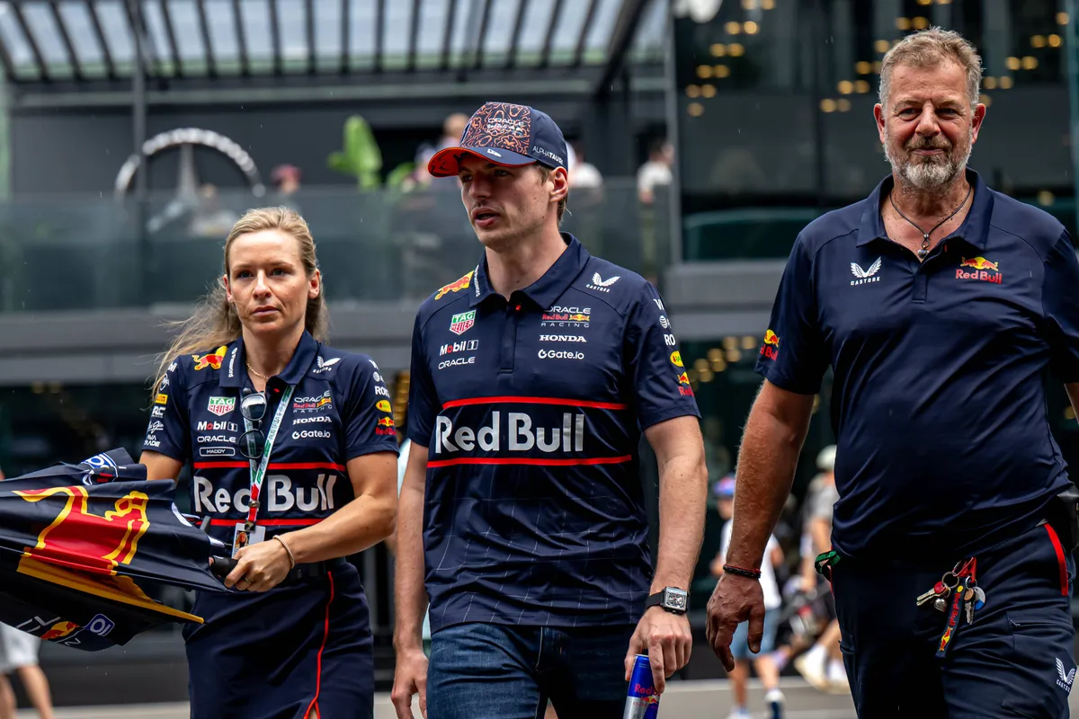 Max Verstappen, zijn persvoorlichter en beveiliger tijdens het raceweekend in Oostenrijk