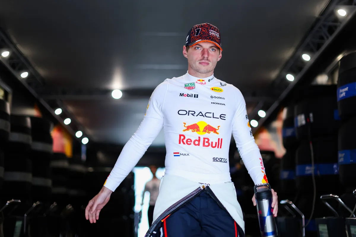 Red Bull-coureur Max Verstappen onderweg naar de garage in Oostenrijk