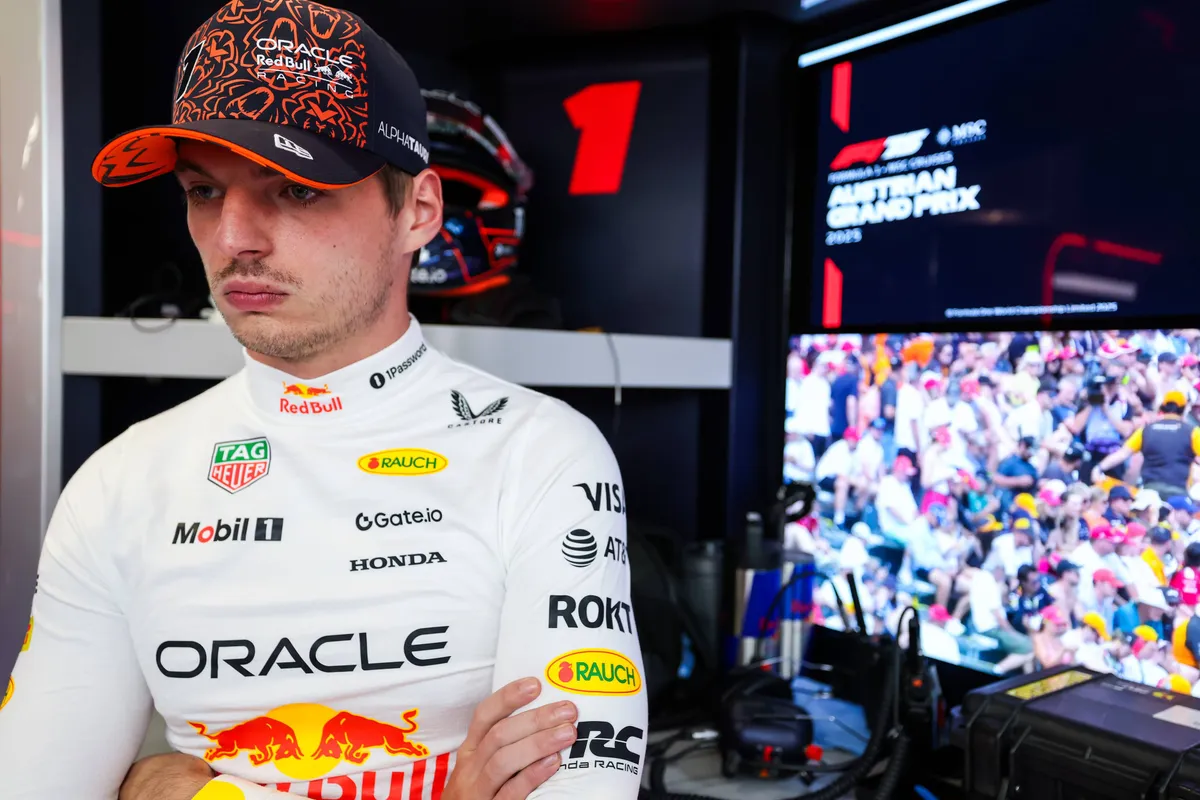 Red Bull-coureur Max Verstappen kijkt verschrikt voor zich uit in de garage voor de kwalificatie in Oostenrijk
