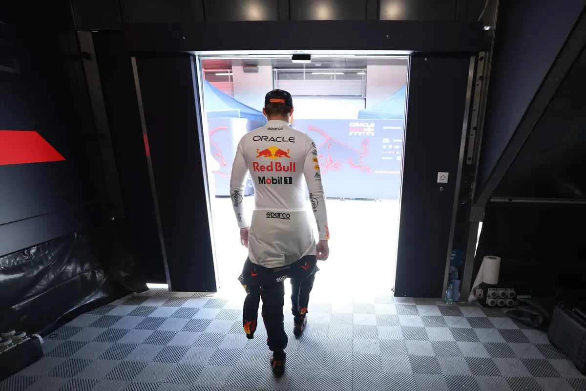 Red Bull-coureur Max Verstappen verlaat de garage teleurgesteld in Spielberg