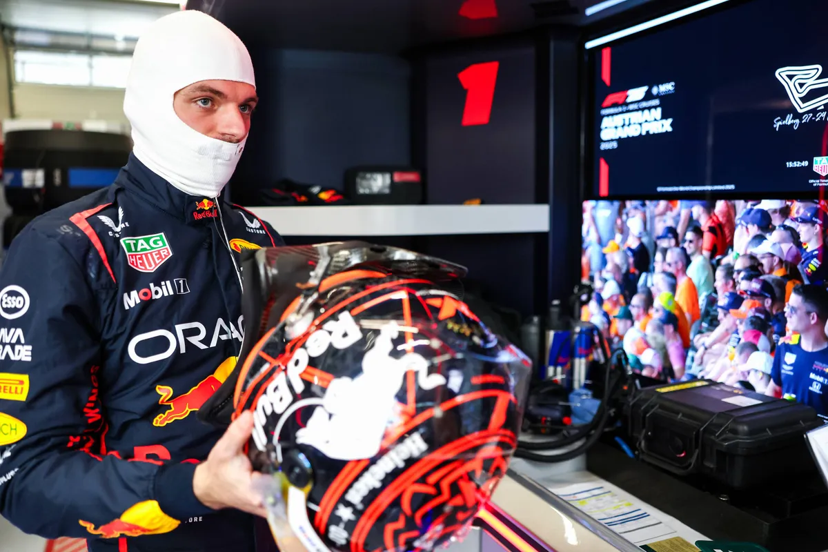 Max Verstappen trekt zijn helm op om in te stappen voor de kwalificatie in Oostenrijk