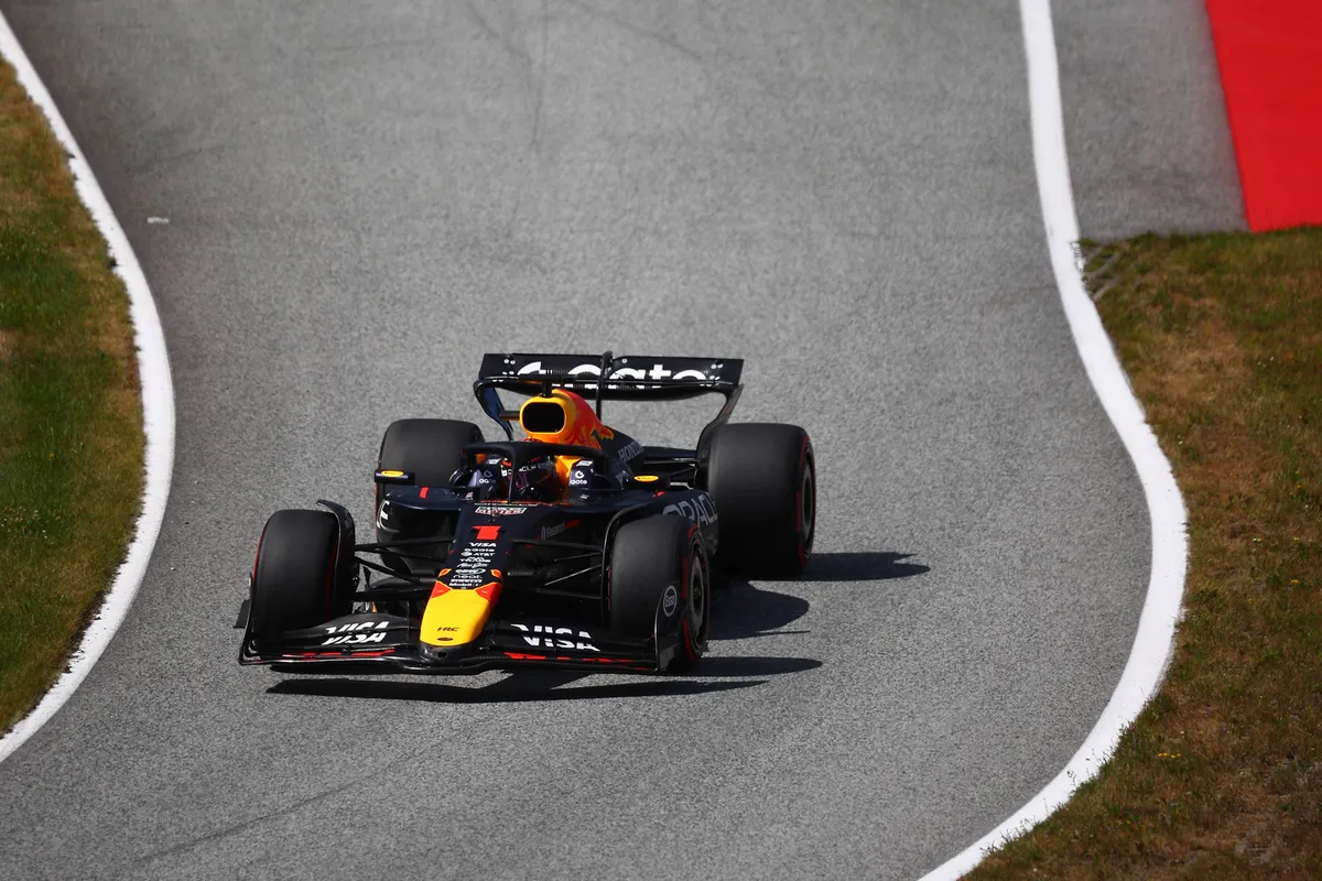 Max Verstappen rijdt de pitstraat in voor de start van de race in Oostenrijk